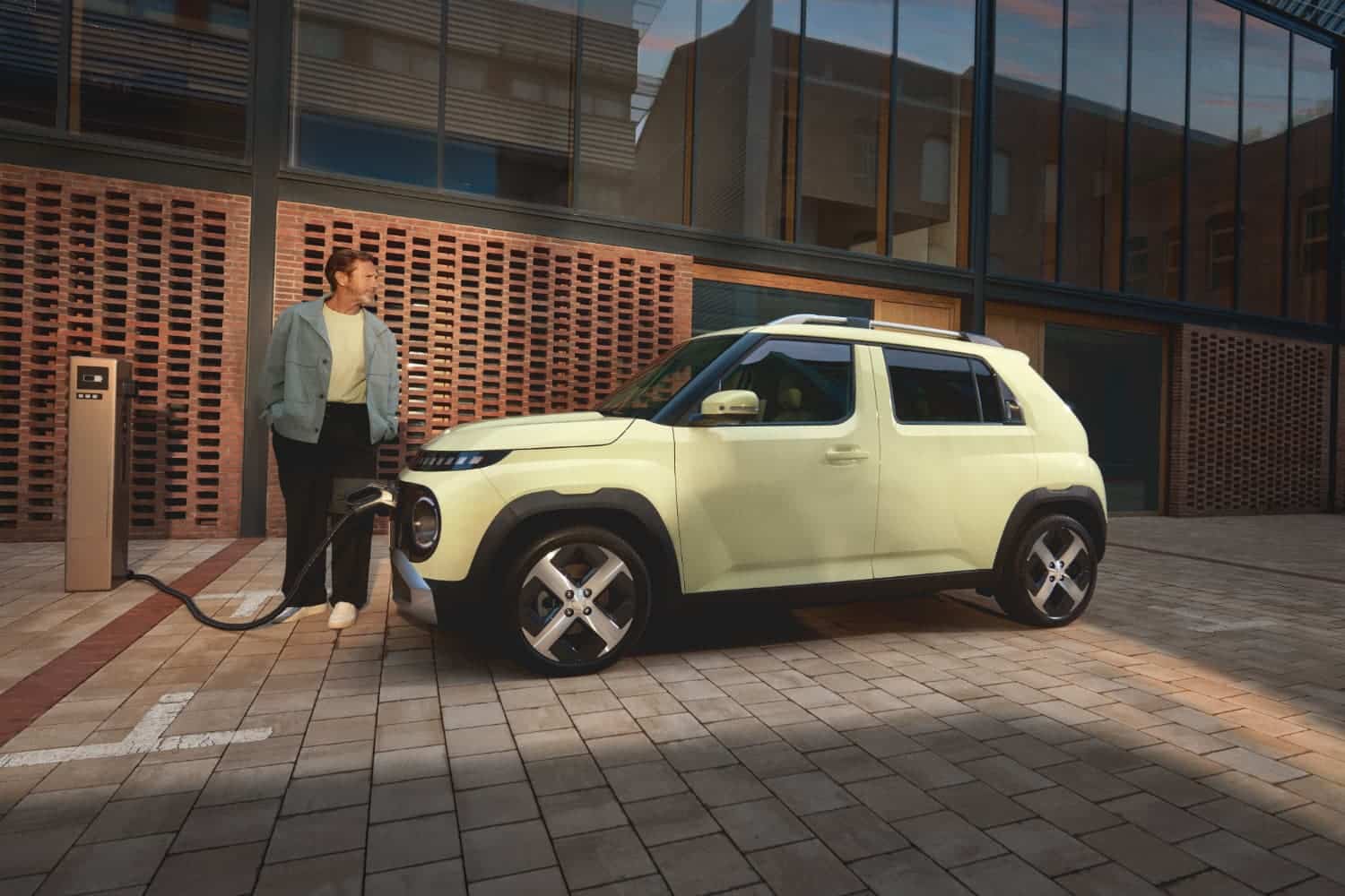 inster_my25_bild_ext_laden_model_ Hyundai INSTER Elektromobilität